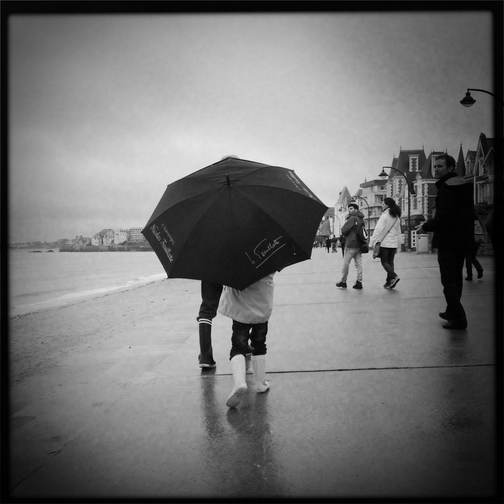 sea-spray-walk-along-the-sea-by-tiphaine-grryo