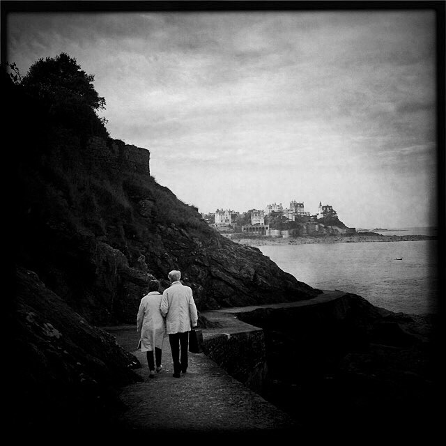 "Walk in the Moonlight", Dinard, Brittany. This couple takes the romantic stroll "Walk in the Moonlight". I liked these two figures who were walking side by side, at a leisurely pace, dressed in raincoats of the same color. Together, happy, blend in with the landscape, out of time.