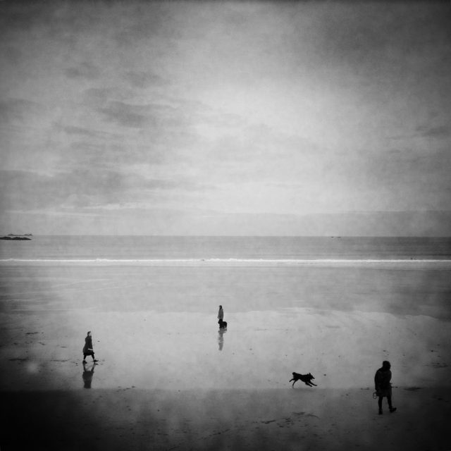 The trio on the beach, Saint-Malo, Brittany. On the beach, you can also have a look that is inspired by streetphotography. Here, these walkers and their dogs have made a triangle pointed at the horizon, amazing !